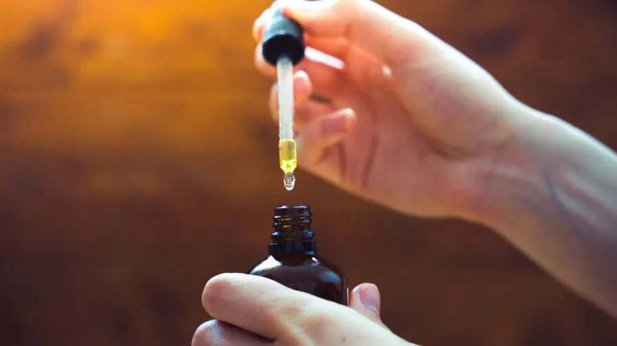 flacone con olio di cbd