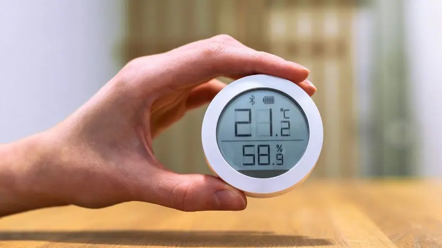 Quando si fa fare il letargo controllato in scatola alla tartaruga di terra è fondamentale monitorare la temperatura con un termoigrometro.